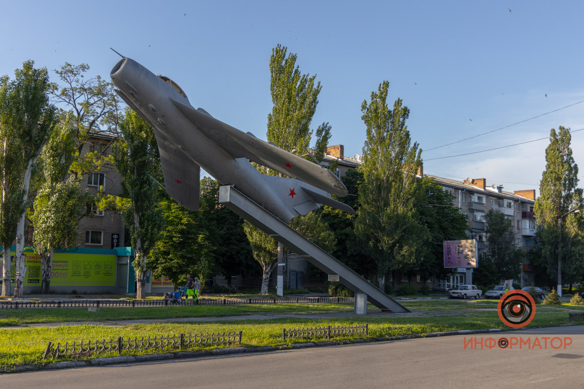 Памятник «Самолет» - в честь летчиков, освободивших Никополь от немецких оккупантов. Фото: 2021 год 
