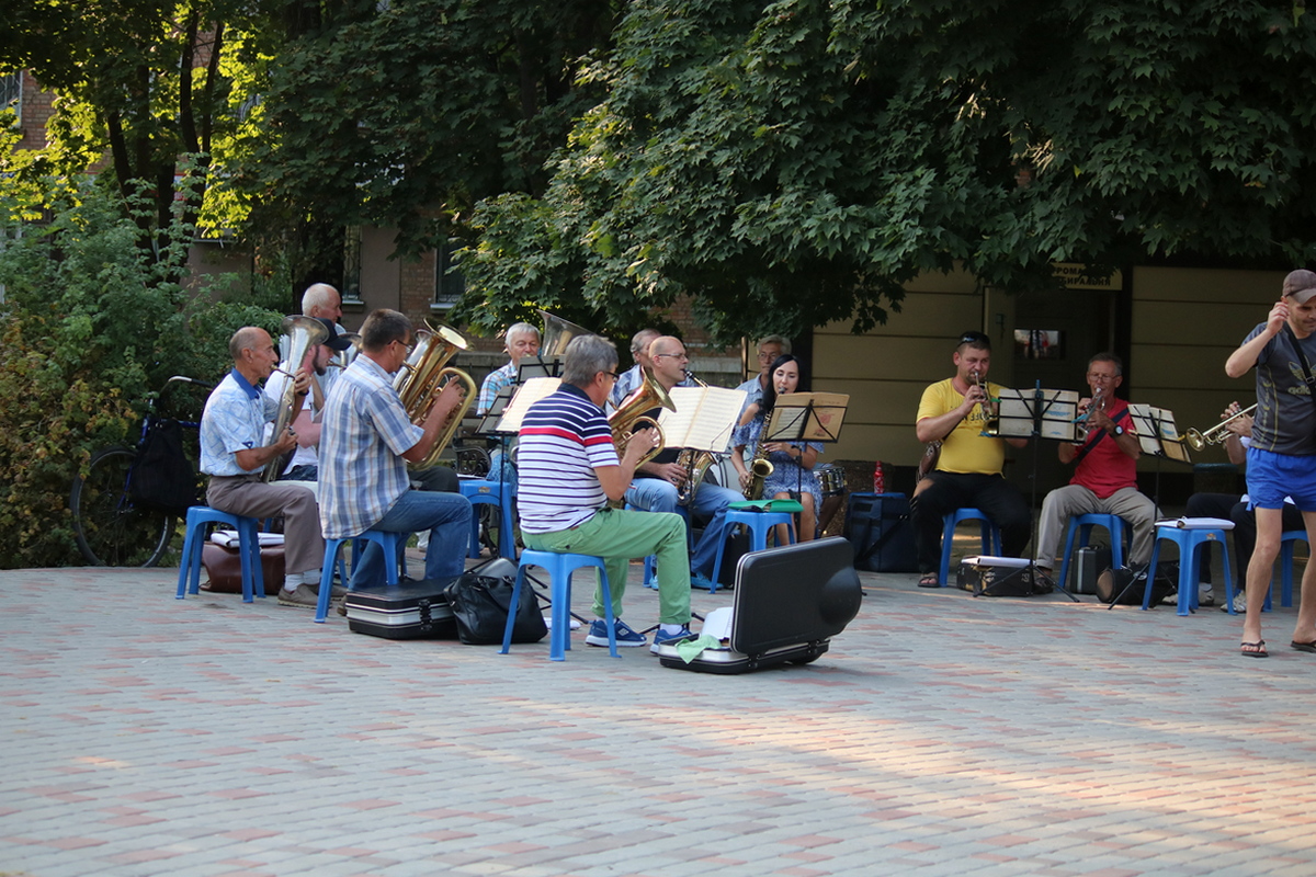 В Никополе играет муниципальный духовой оркестр 