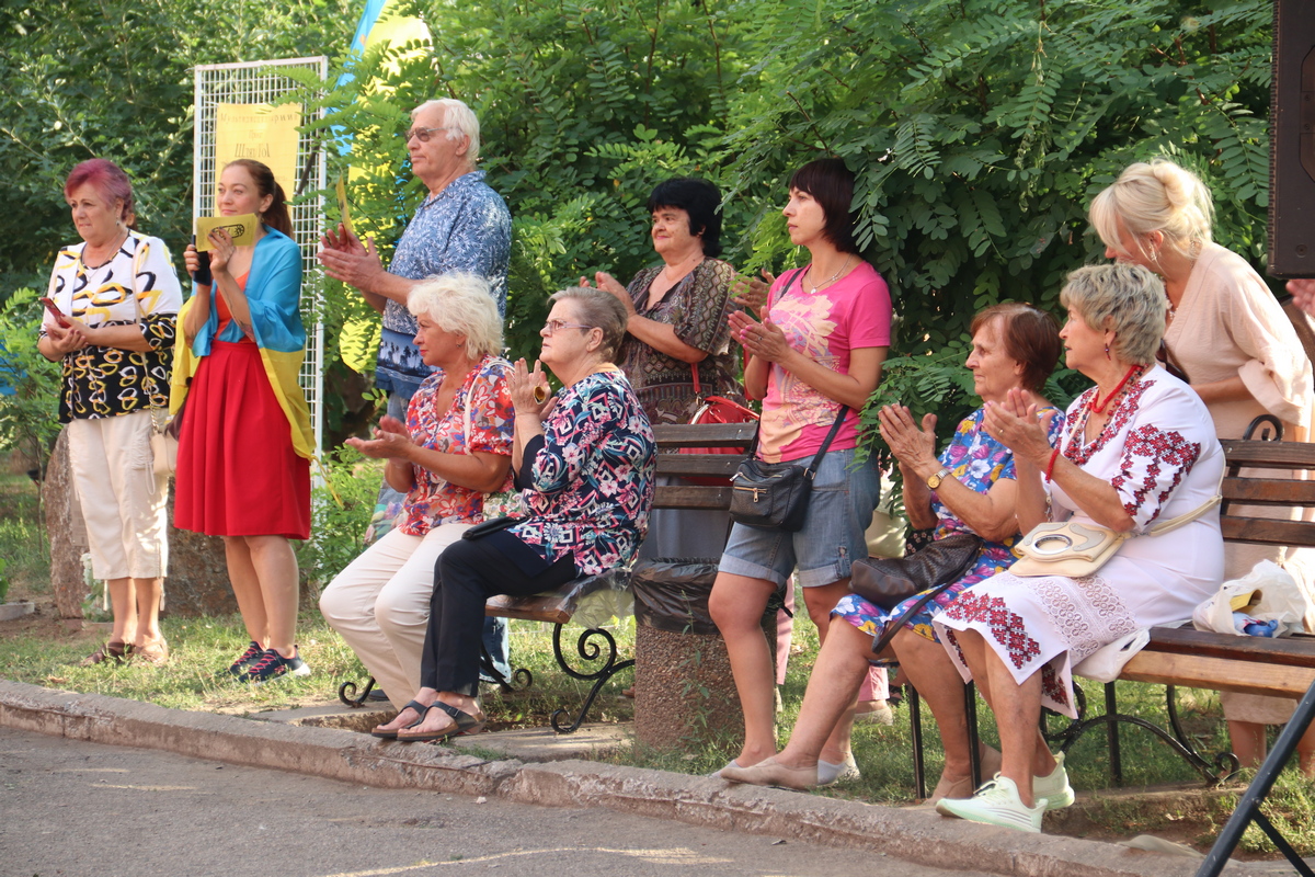 Зрители прекрасных крымскотатарских танцев 