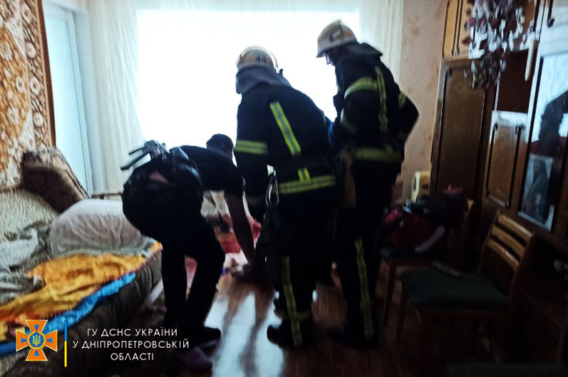 Спасатели попали в квартиру через балкон