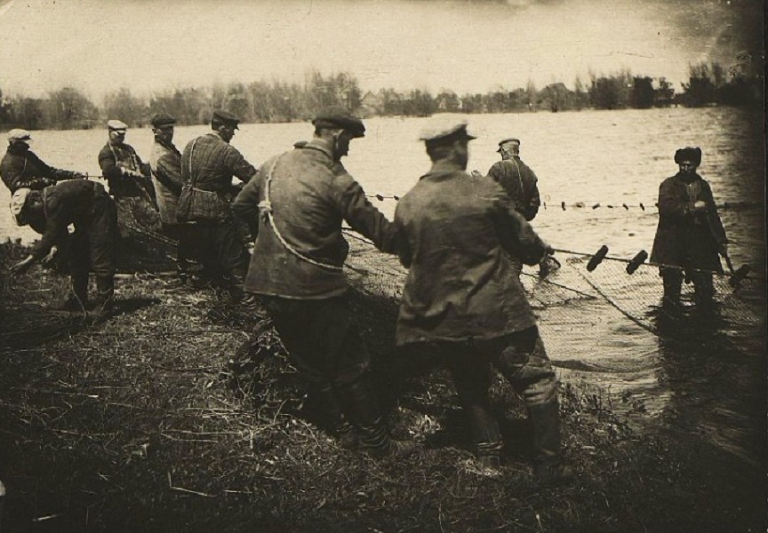 Мужчины ловят рыбу в речке Днепр