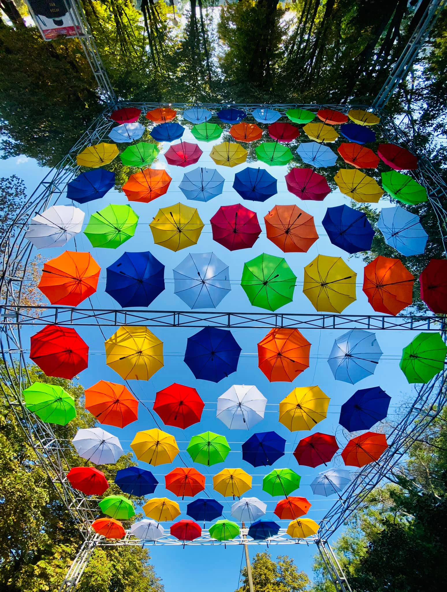 Как в Покрове выглядит аллея из 79 радужных зонтиков