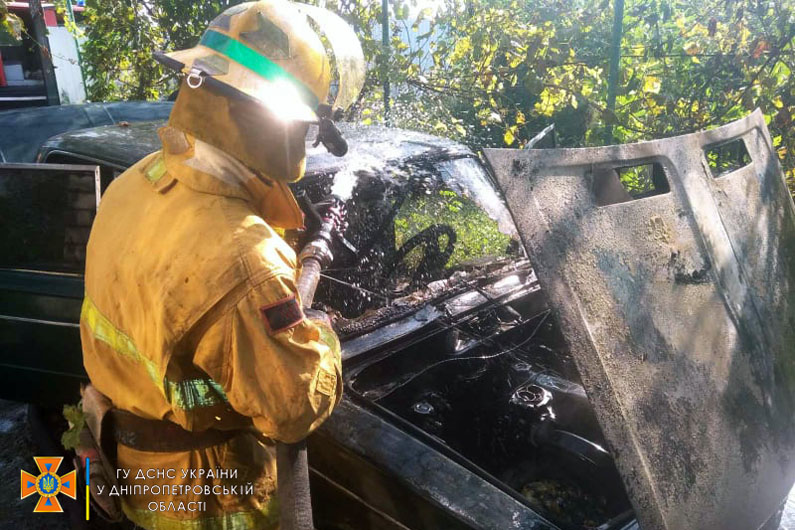 В Томаковке на территории частного дома горел автомобиль ВАЗ-2106