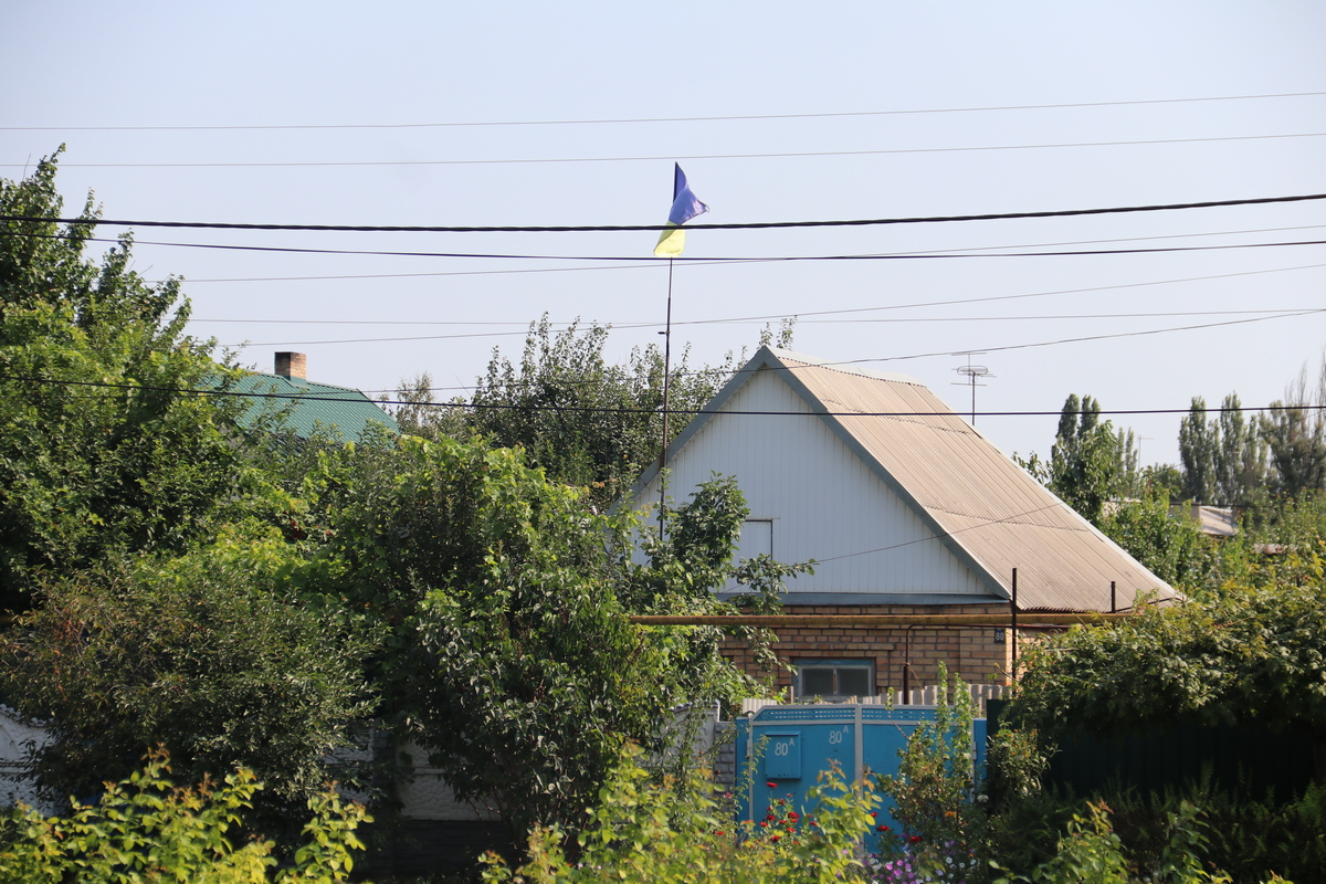 Один из частных домов по улице Электрометаллургов украсил желто-голубой флаг Украины