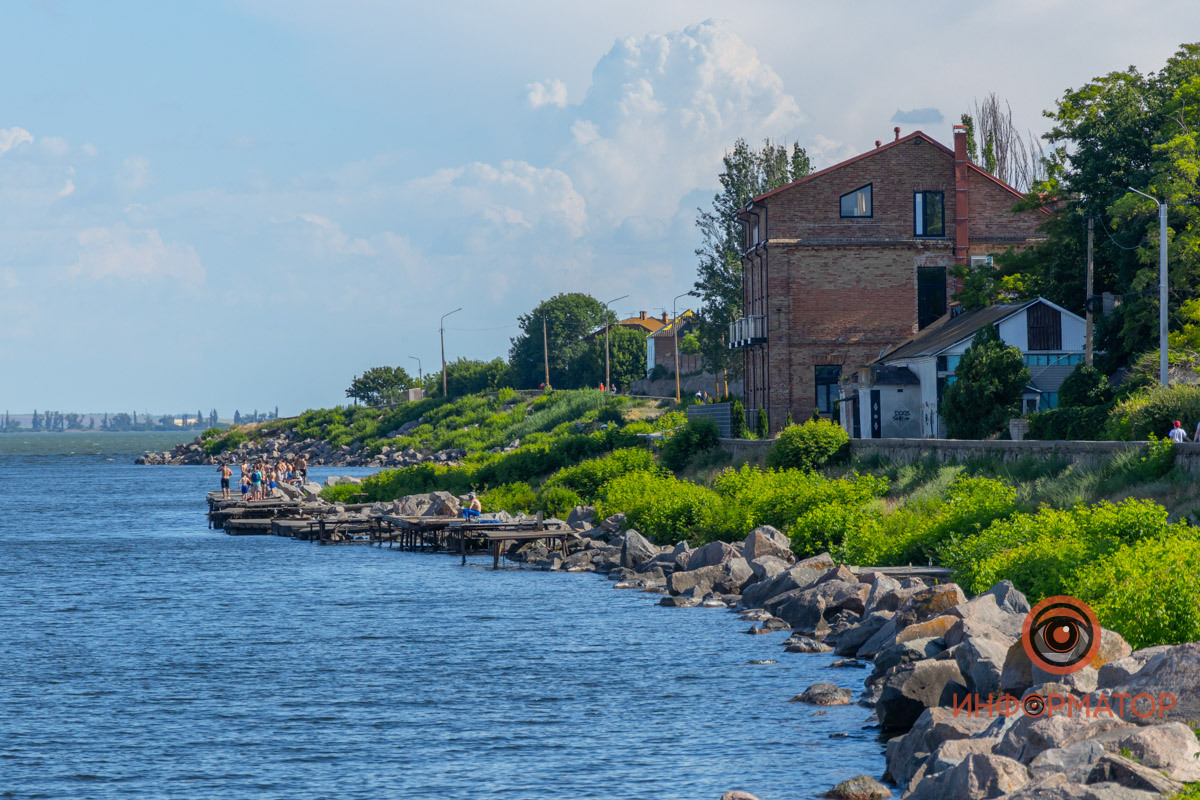 Рядом с рыбаками весело отдыхают дети 