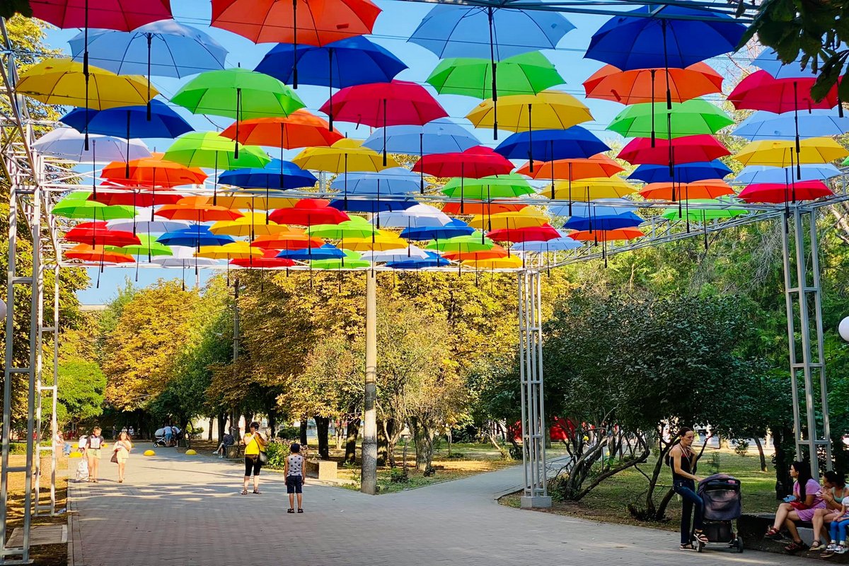 Зонты защищают гостей от солнца и создают позитивное настроение