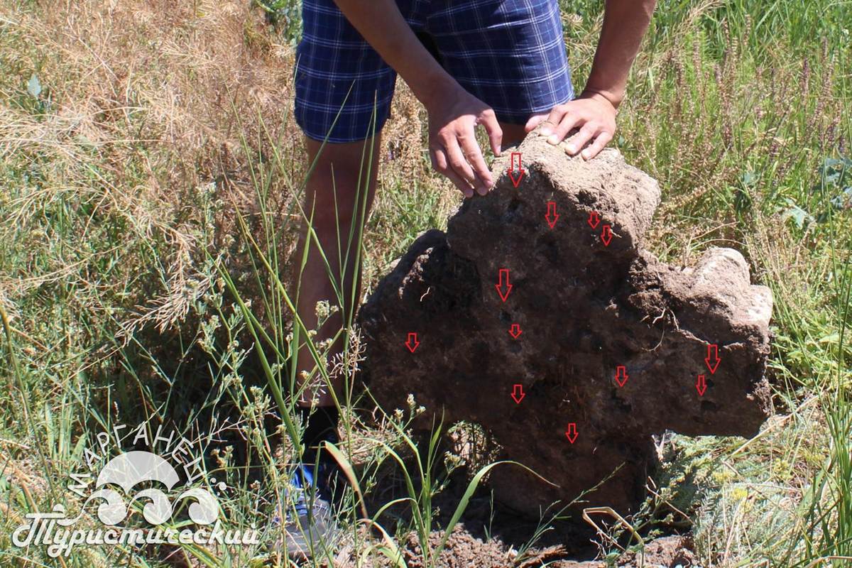 Жители Марганца обнаружили старинный каменный крест