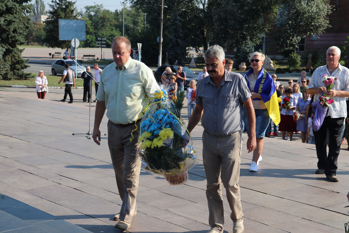 К мемориалу «Защитник Украины» возложили цветы
