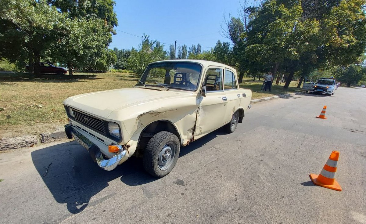 Столкнулись автомобиль Daewoo Lanos и "Москвич"