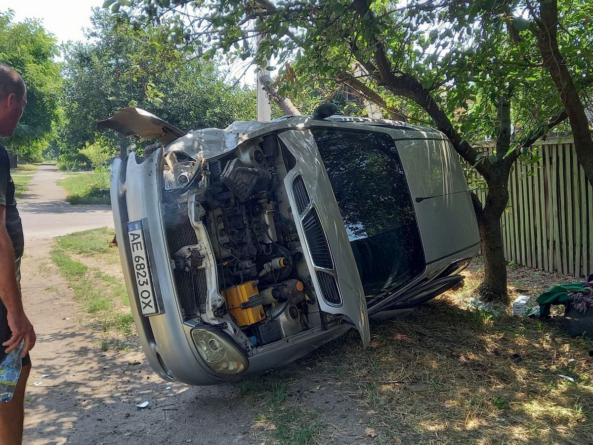Автомобиль Daewoo Lanos перевернулся в результате столкновения 