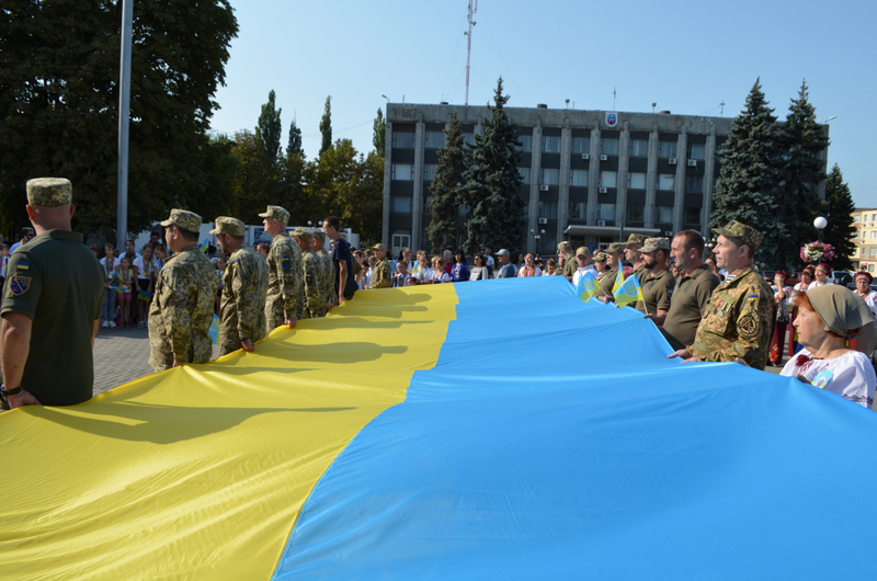 В Покрове по главной площади пронесли огромный флаг Украины