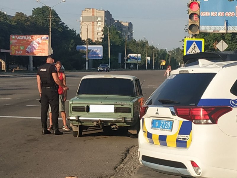 В Никополе по городу на зеленых "Жигули" разъезжал пьяный водитель 