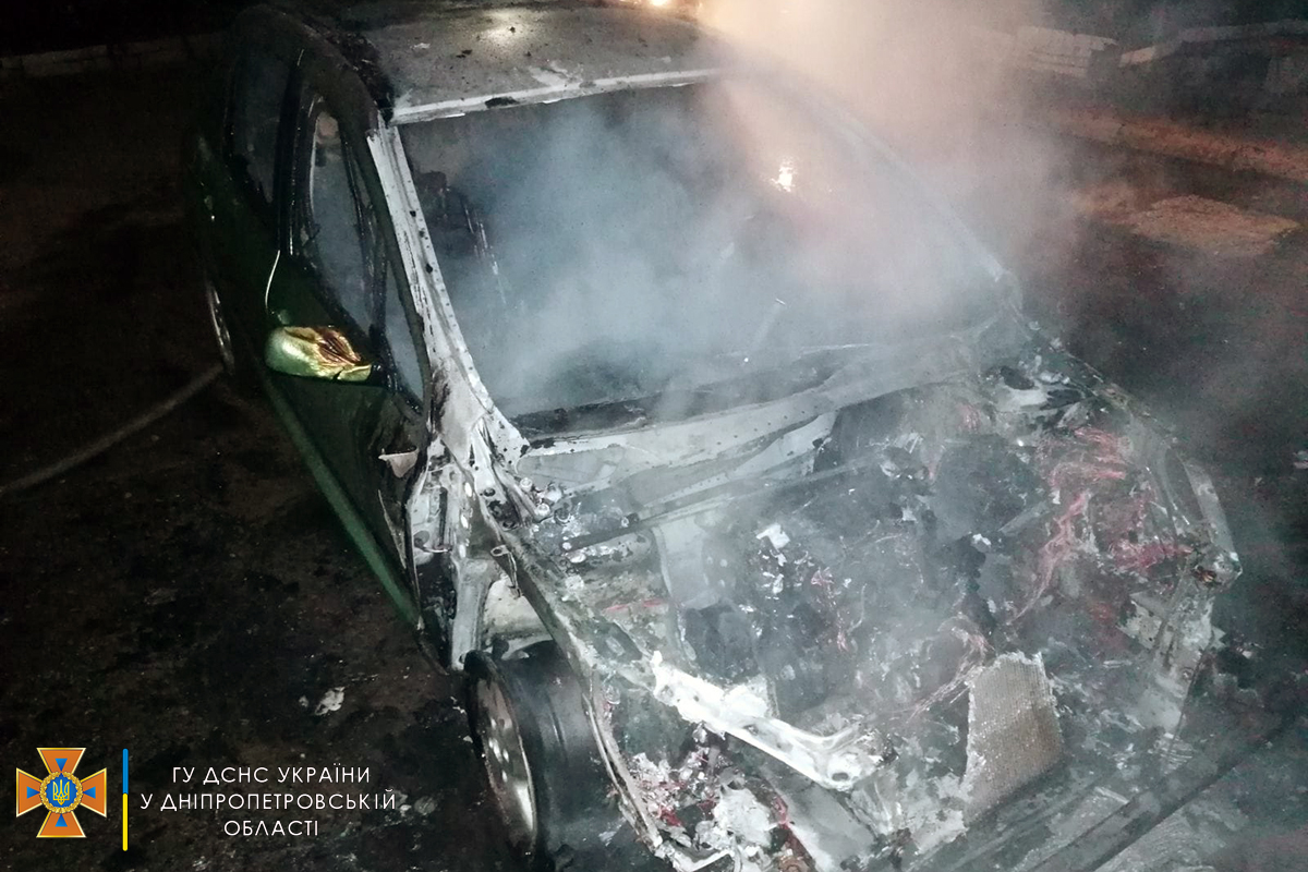 В Никополе на улице Шевченко горел автомобиль