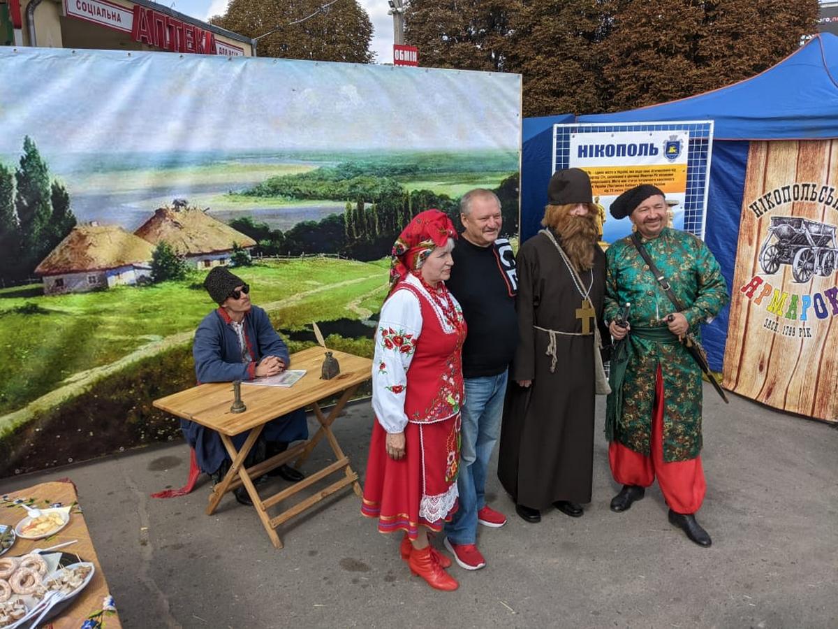 На ярмарке "Петриківський дивоцвіт-2021” представили Никополь и район