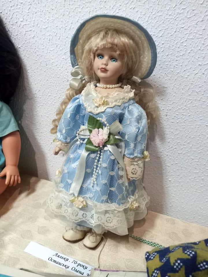 Кукла в голубом платье 