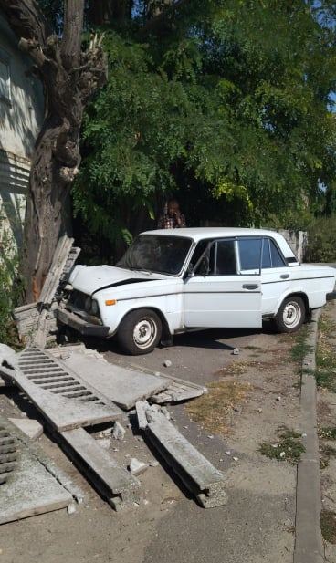 В Никополе водитель ВАЗ-2106 врезался в забор жилого дома