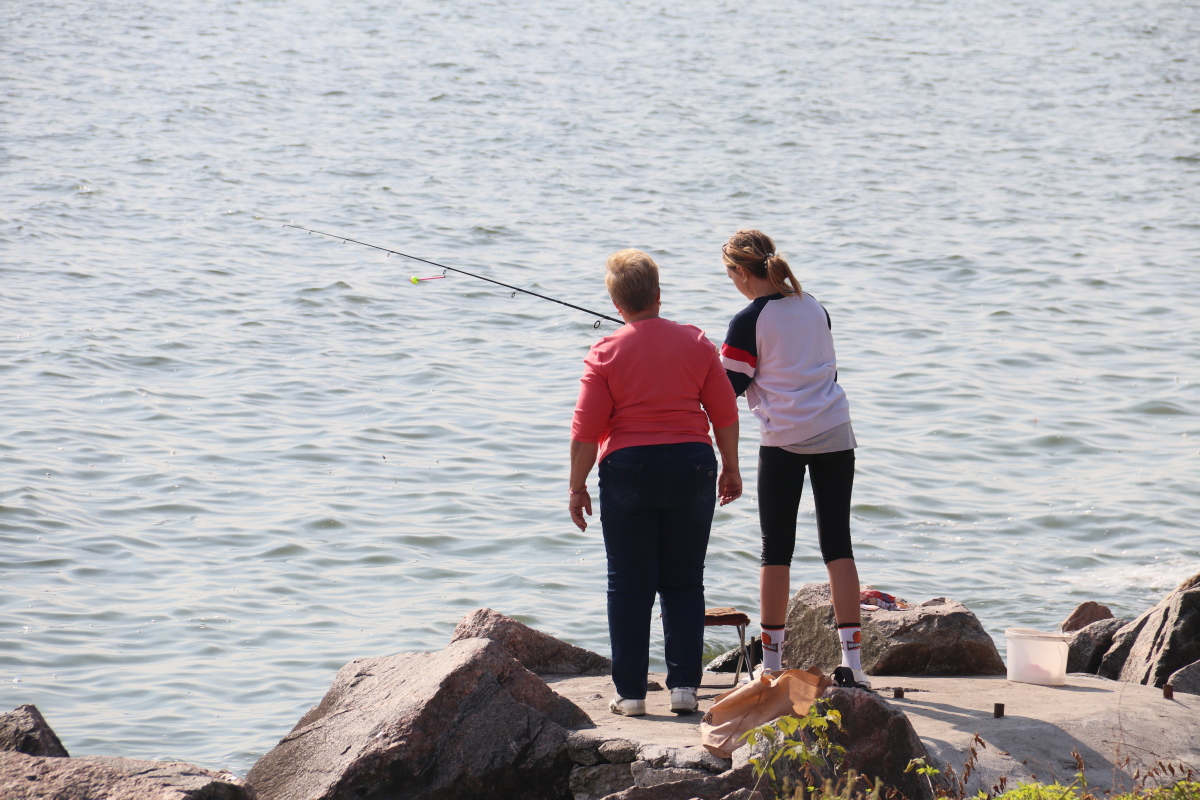Мама с дочкой на рыбалке 