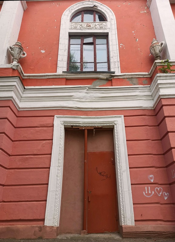 Рамки окна и двери облагорожены лепниной