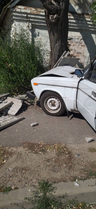 Водитель ВАЗ-2106 повредил себе лицо