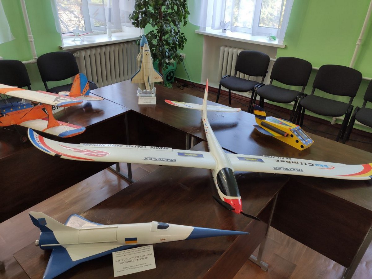 Создавать самолеты детей научит преподаватель Игорь Витальевич