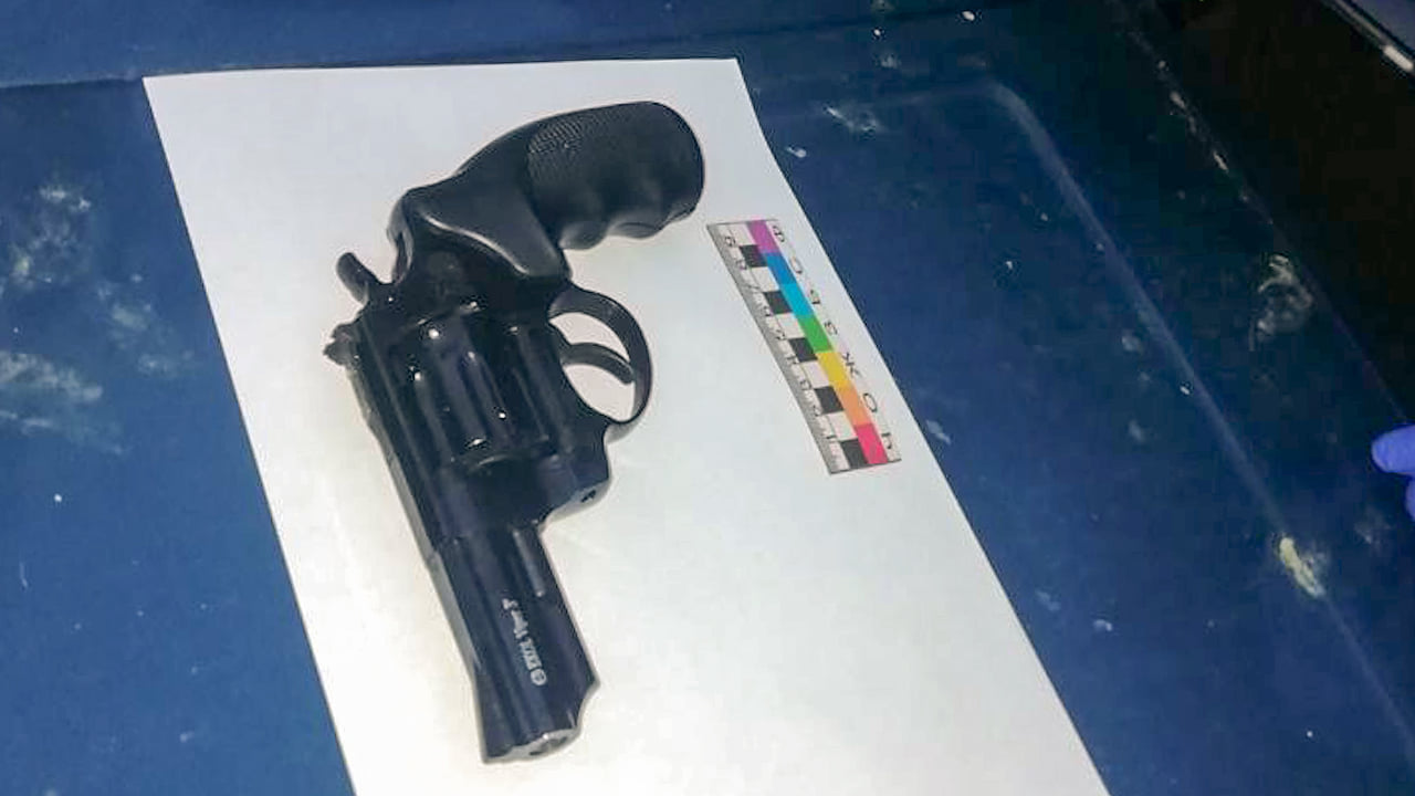 В Никополе дебошир с пистолетом ломился в магазин