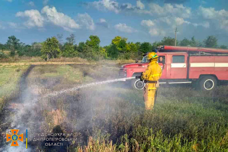 В Никопольском районе спасатели тушили возгорание сухой травы 