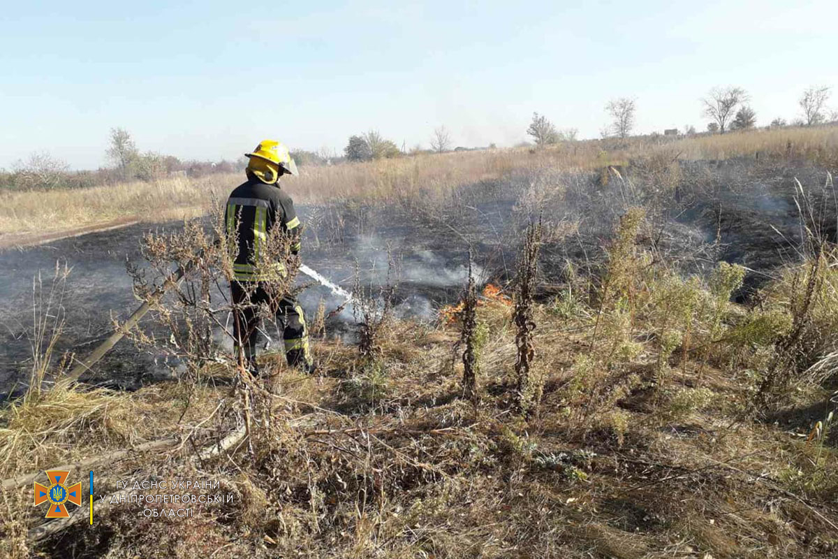 На улице Патриотов Украины горела сухая трава