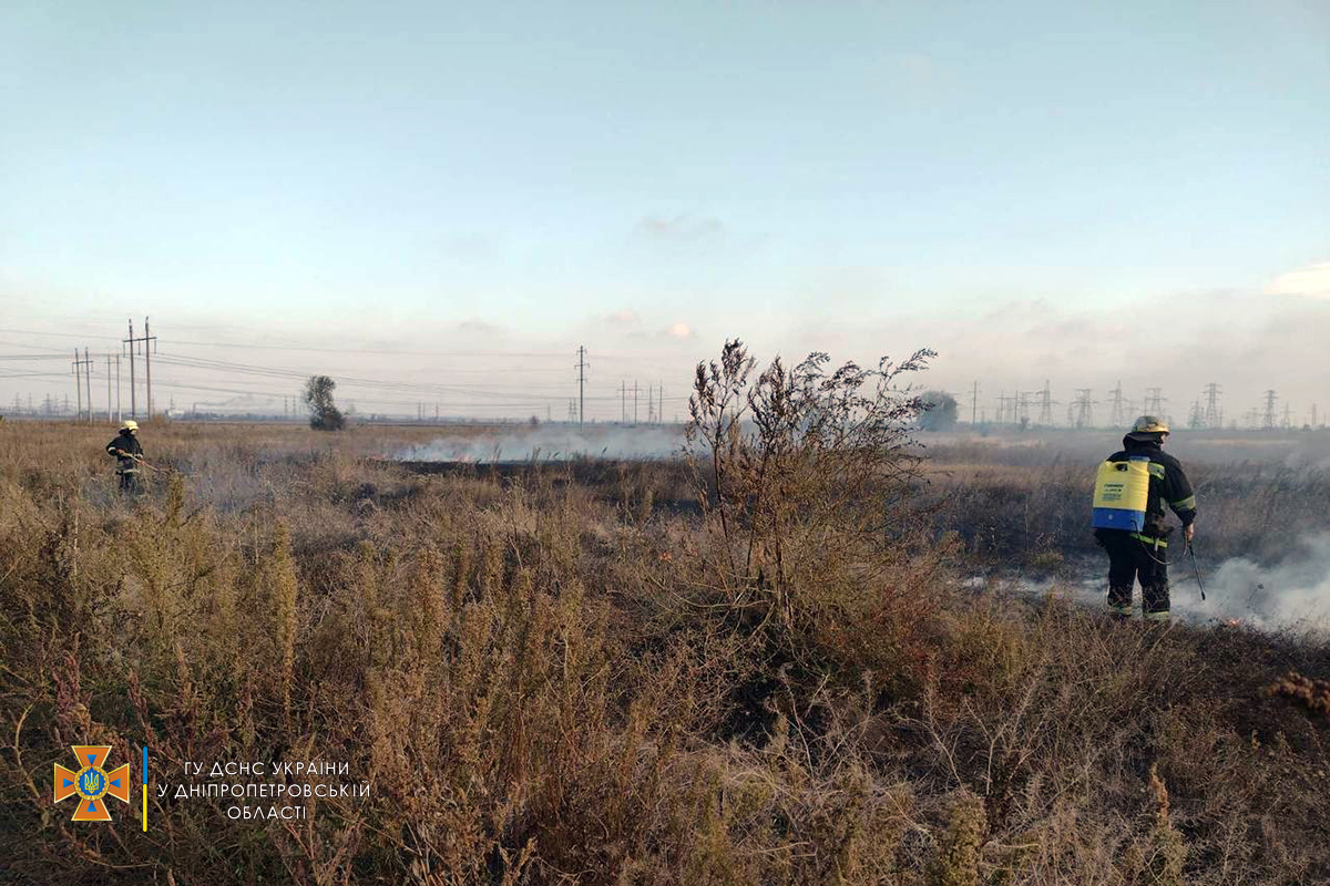 В Никополе выгорело 4,5 гектара сухой травы 