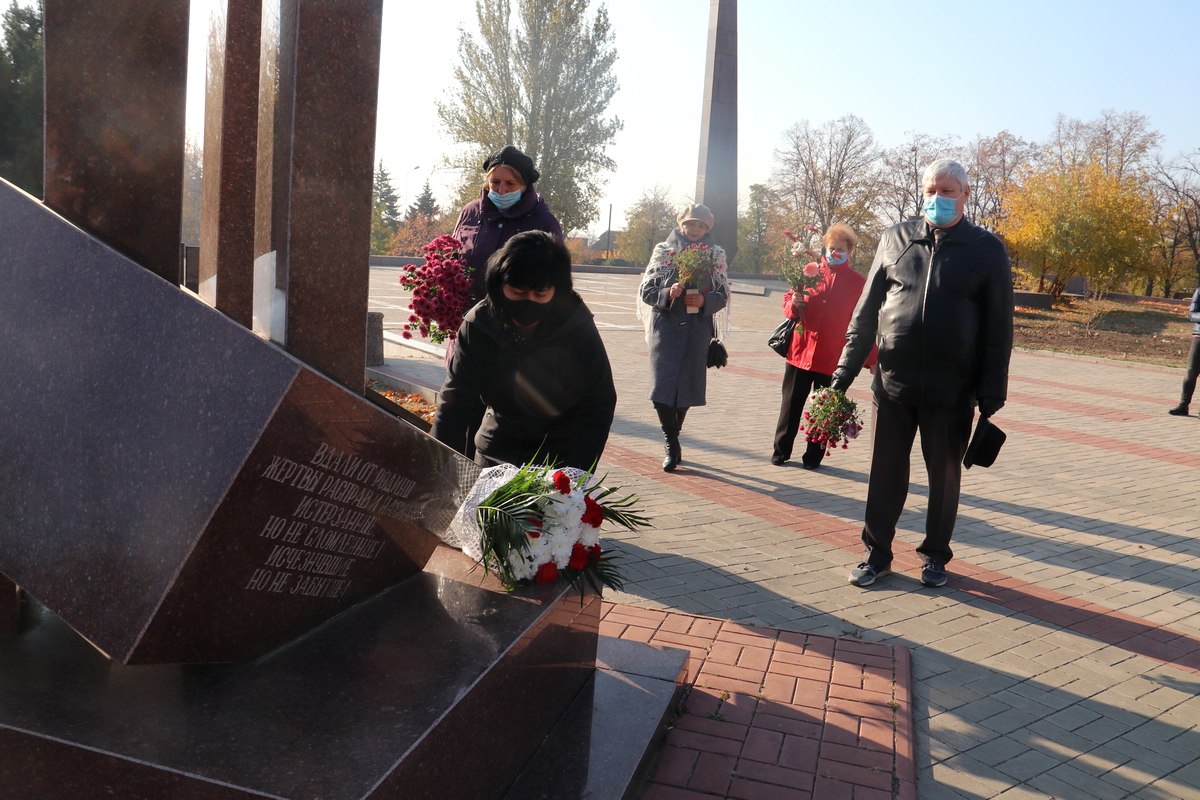  Участники мероприятия возложили цветы ко всем памятникам Второй мировой войны