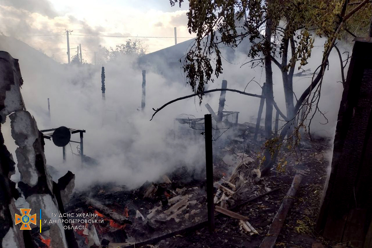 В селе под Никополем пожар в летней кухне тушили 7 спасателей 