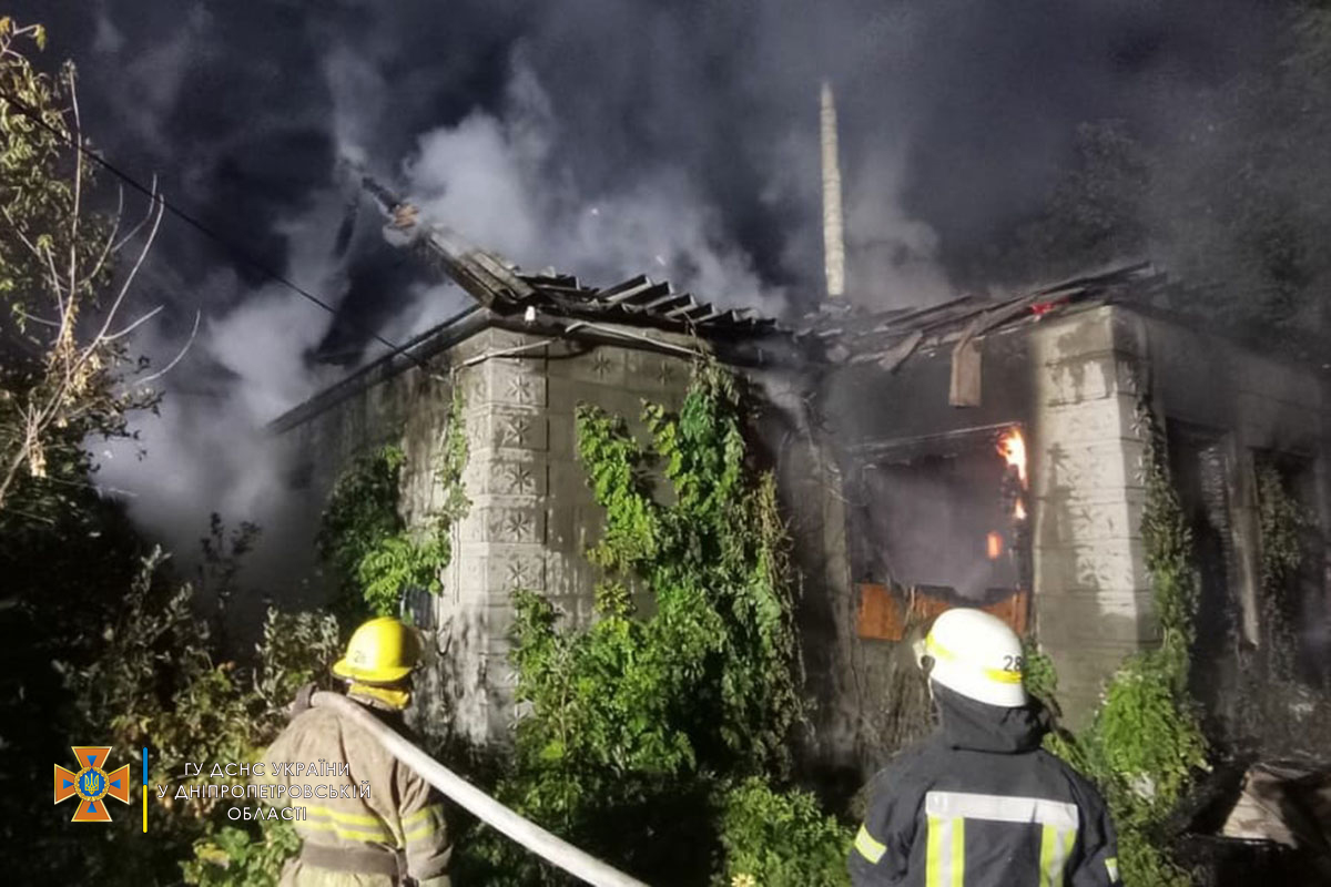 В Никополе на улице Славянской горел заброшенный частный дом