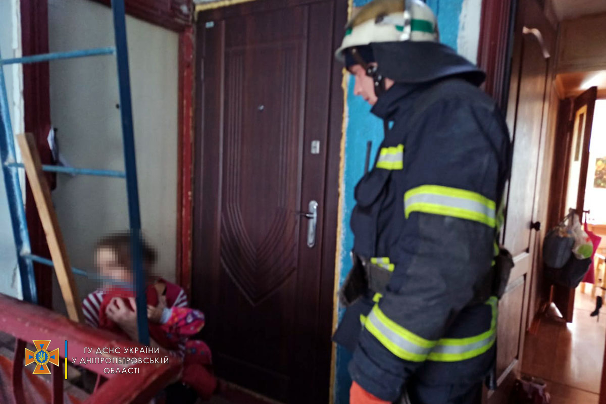 В Покрове спасатели освободили из ловушки 3-летнюю девочку, которая закрылась в квартире 