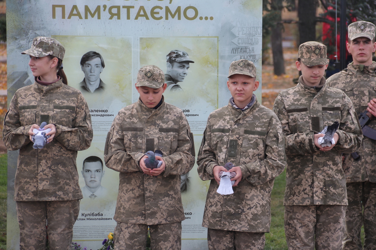 В небо выпустили 35 голубей, как символ бессмертных душ наших защитников-никопольчан