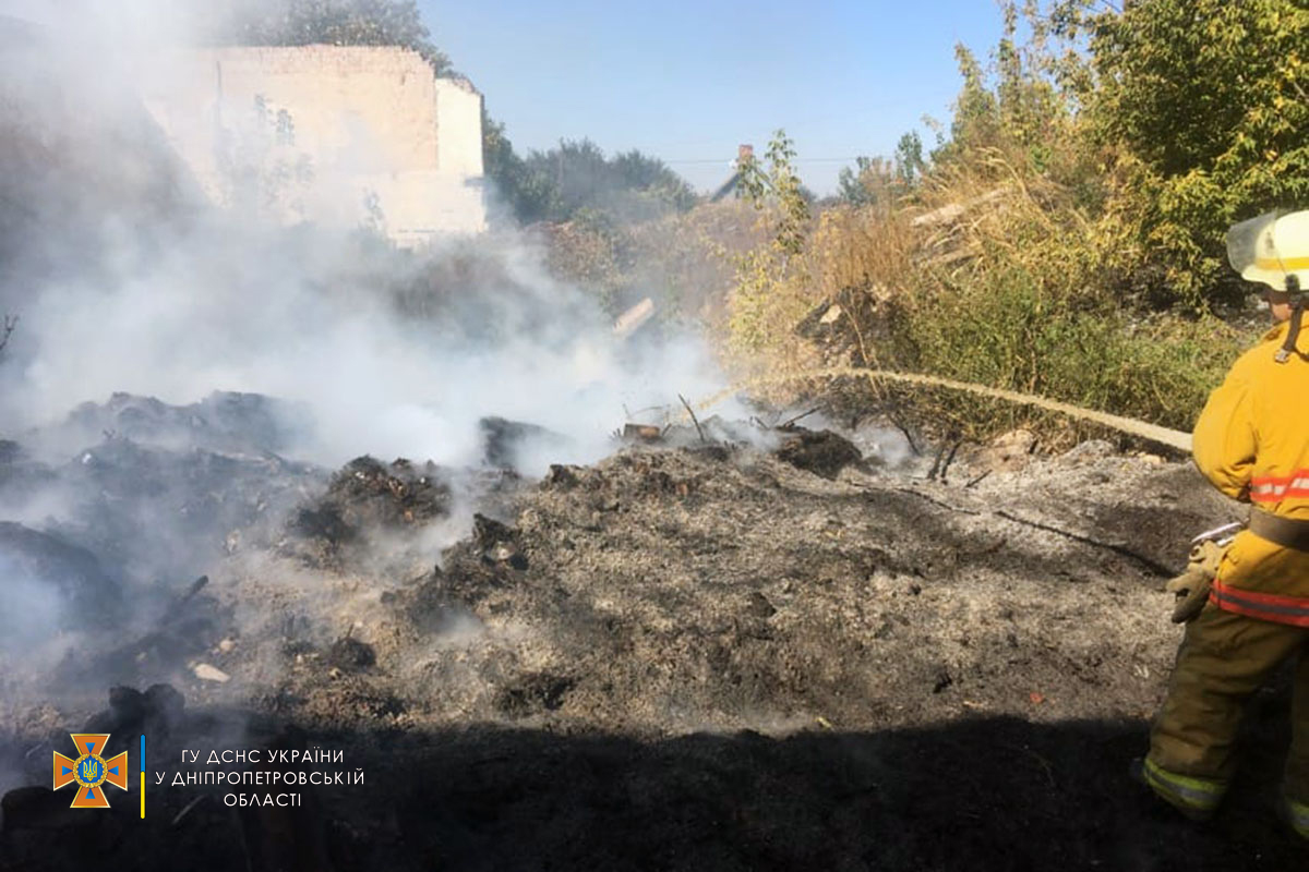 В Никополе в частном секторе горел мусор 