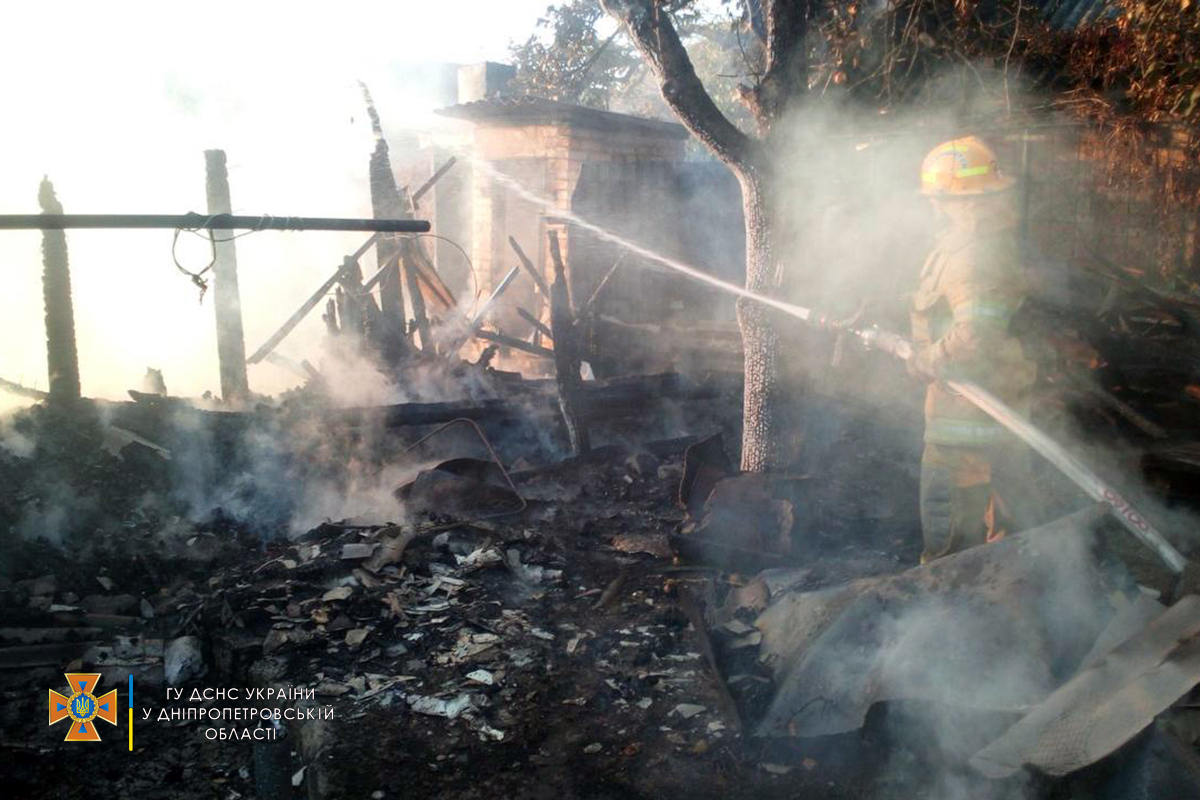 В Никополе возгорание в хозпостройке тушили 8 спасателей 