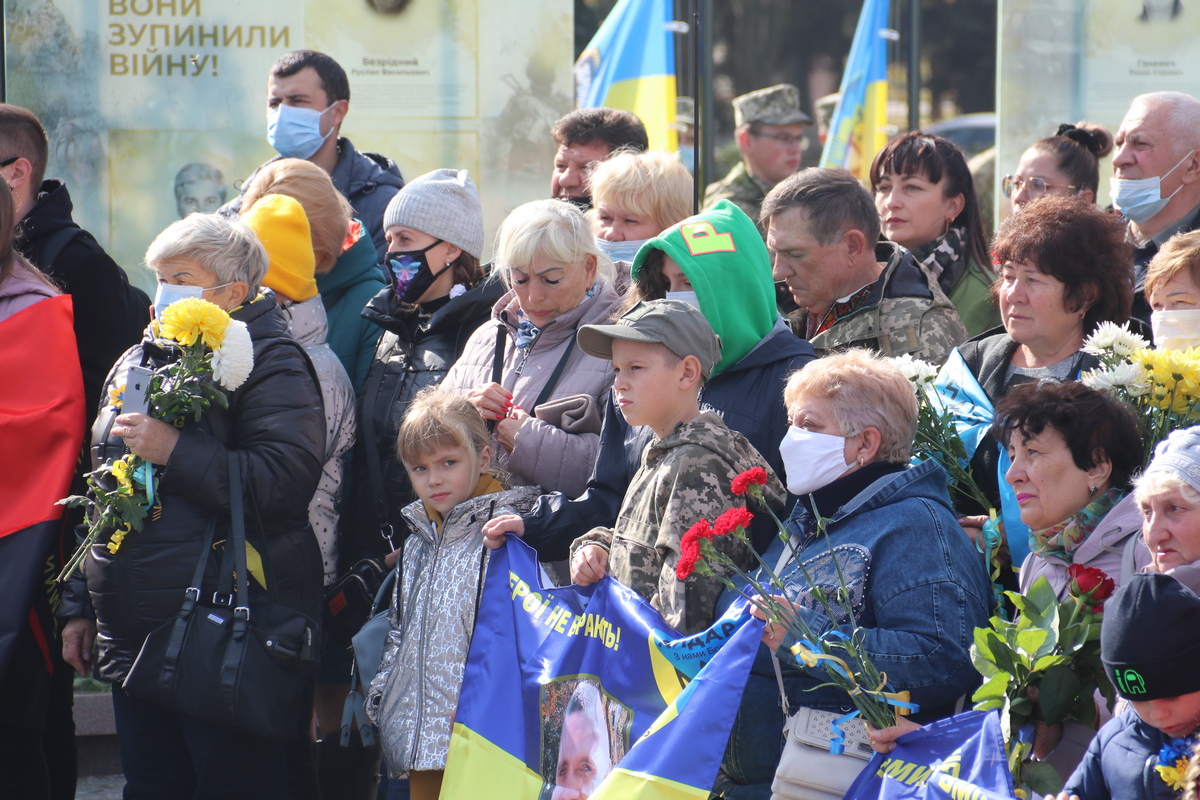 Среди собравшихся были семьи погибших воинов, представители власти и духовенство 