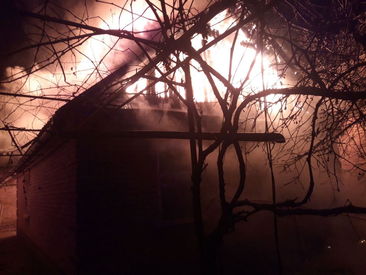 В Никополе во время пожара в частном доме полностью сгорела крыша
