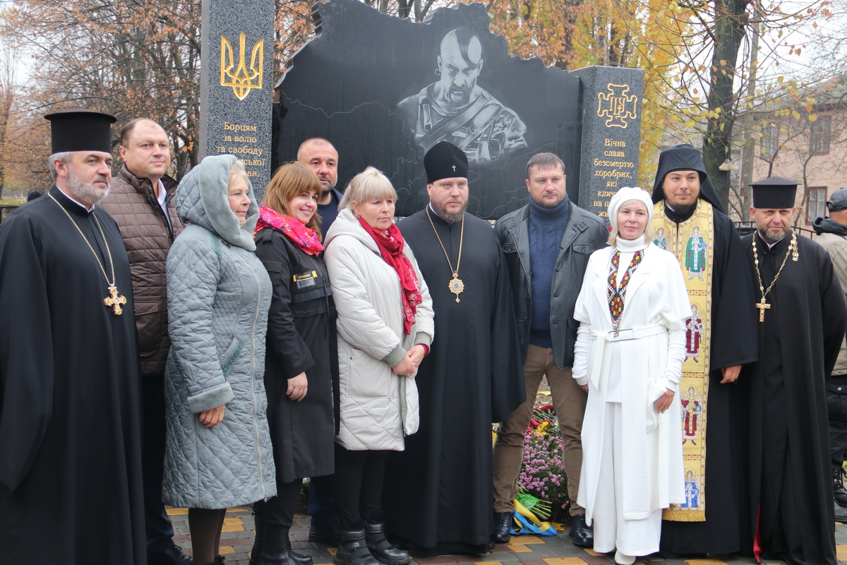 Мемориал установили на территории украинского деревянного храма