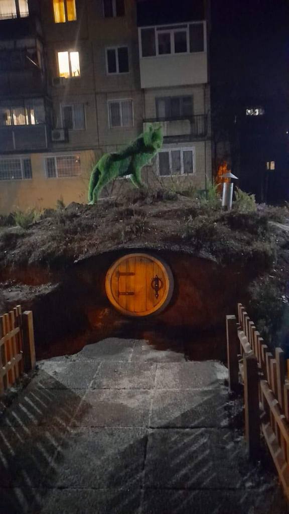 В Никополе возле фигуры волка появился домик Хоббита
