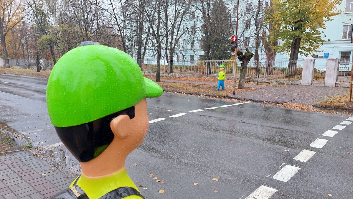 В Никополе на улице Героев Чернобыля появились пешеходные манекены