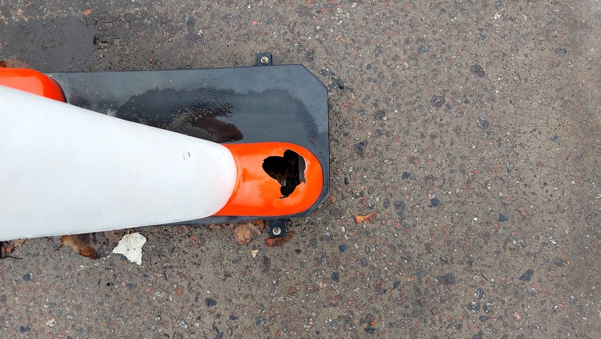 В Никополе неизвестные поломали пластикового школьника