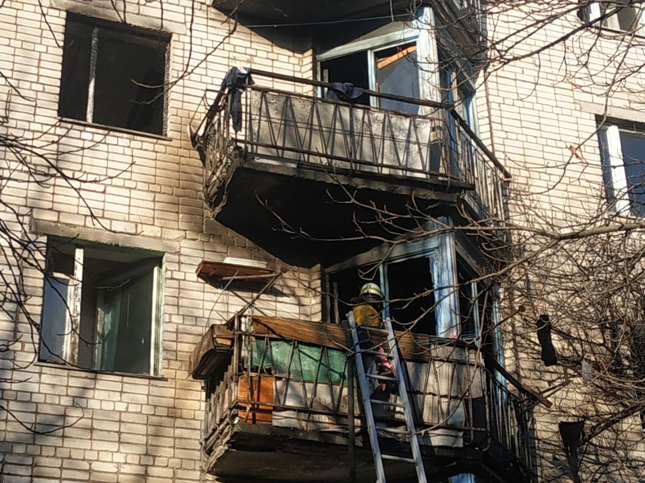 Спасатели поднялись по лестнице в квартиру на 3-м этаже 