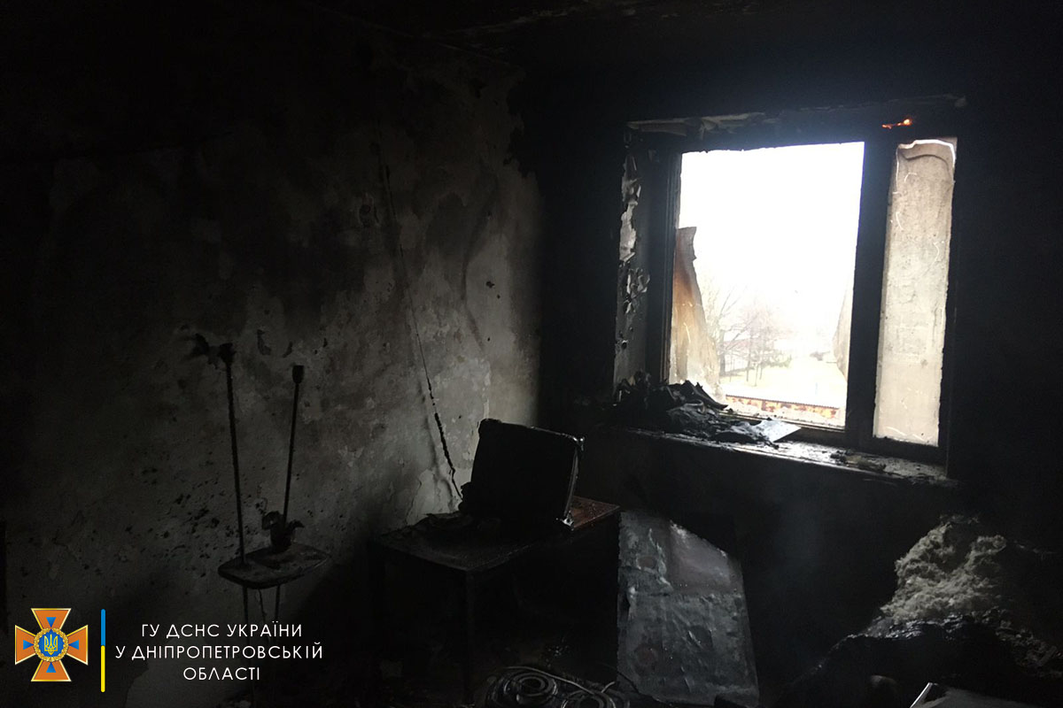 В Марганце пожар в квартире тушили семь спасателей 
