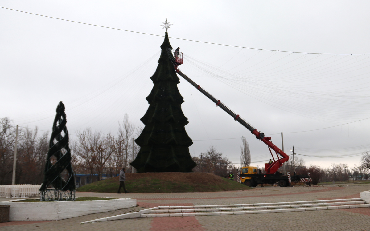 В Никополе украшают главную новогоднюю елку
