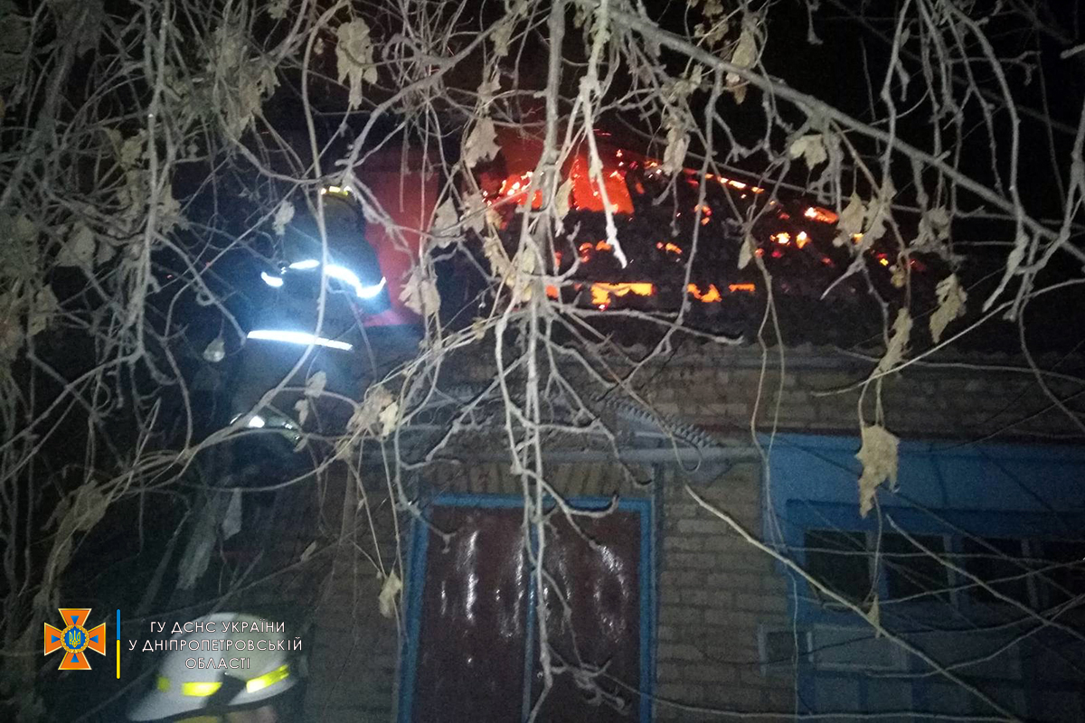В Никополе горела крыша частного дома на площади 70 квадратных метров