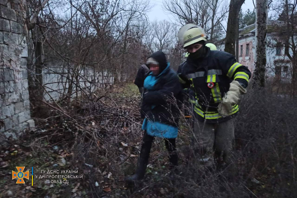 В Марганце спасатели вытащили из колодца 27-летнюю женщину 