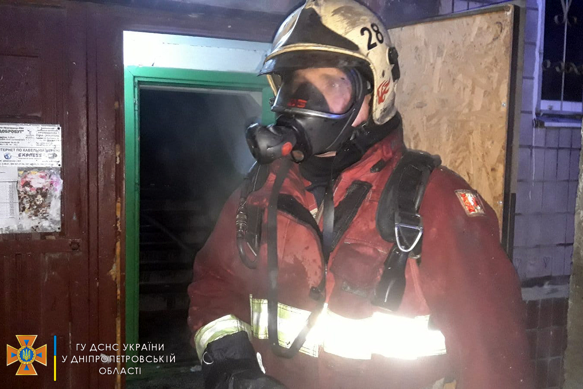 В Никополе пожар в квартире тушили девять спасателей 