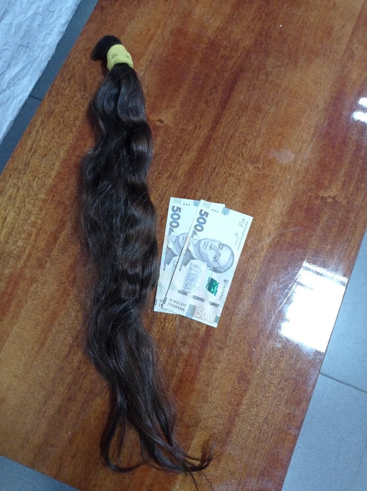 Девочка передала волосы и 1000 гривен БФ "Детям Никополя"
