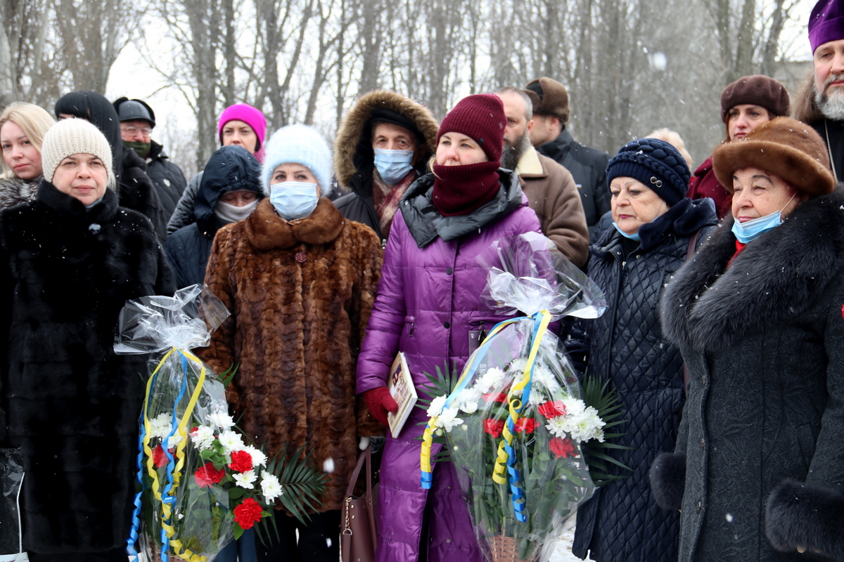 Возложить цветы погибшим во время Холокоста собралось около 50 горожан