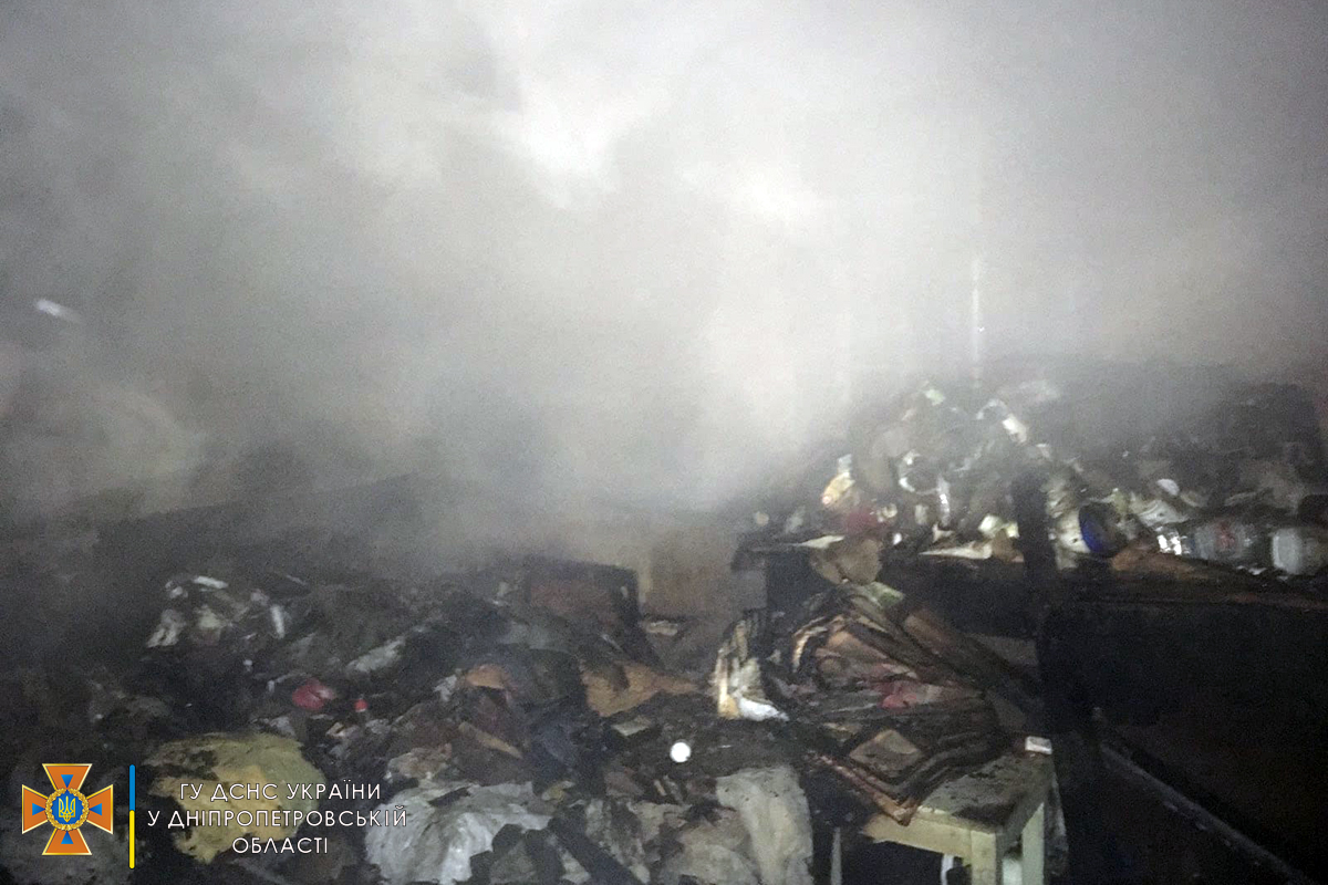 В Марганце пожар в летней кухне тушили восемь спасателей 